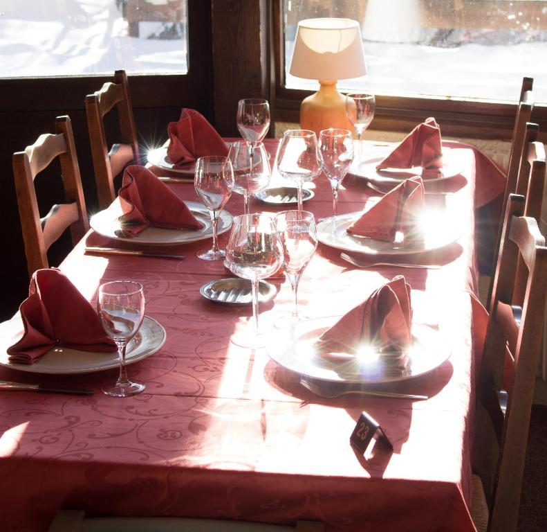 Hotel Adret Лес дьо Алпс Екстериор снимка