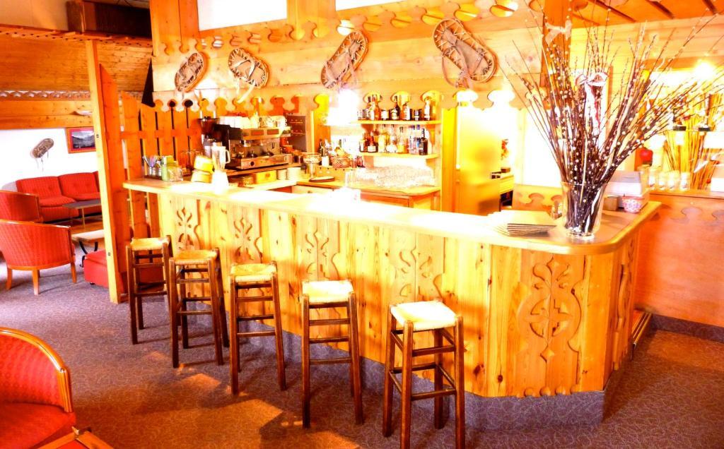 Hotel Adret Лес дьо Алпс Екстериор снимка